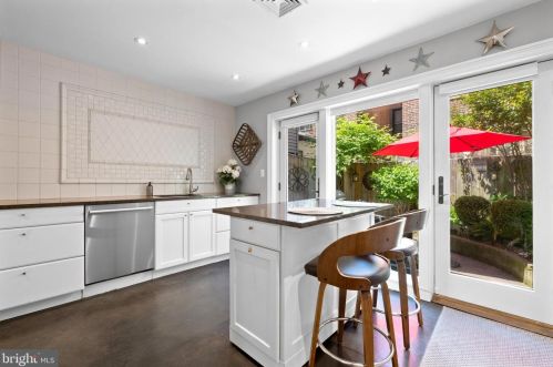 310 16th St, Philadelphia PA  19102-4907 exterior