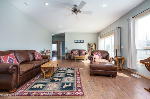 8242 E Ave, Kalamazoo MI 49048-9622 exterior