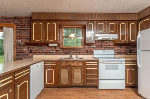 33 Junior Ave, Killingly CT 06239-4217 exterior