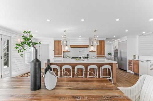 166 Ruggles Ave, Middletown RI 02840-4351 exterior