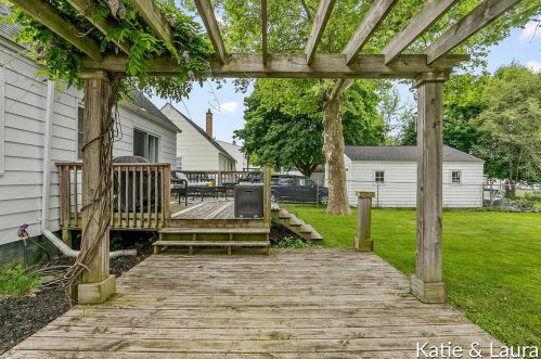 1243 Northlawn St, Grand Rapids MI 49505-3866 exterior