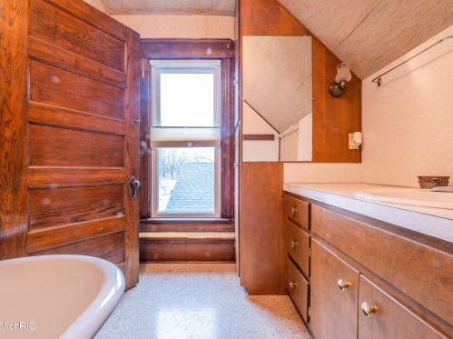 320 Elizabeth St, Sylvan Beach MI 49461-1311 exterior