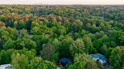 620 Colebrook Ct, Atlanta GA  30327-4710 exterior