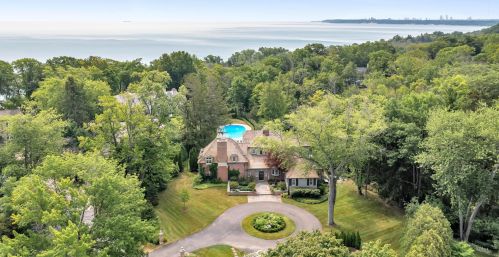 1469 Lilac Ln, Milwaukee WI  53217-2960 exterior