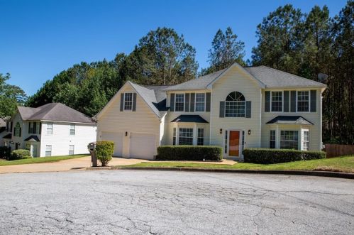 691 Deshon Creek Dr, Lithonia, GA 30058-2937