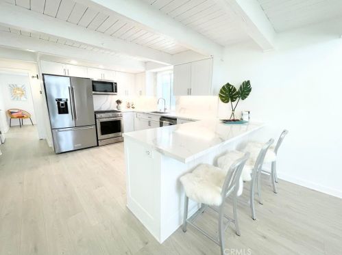 320 Rossmore Dr, Oxnard CA  93035-4465 exterior