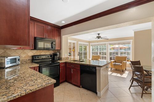 652 Oak St, Boynton Beach, FL 33435-2807