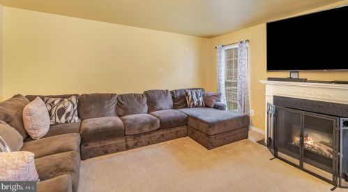 37 Louvain Dr, Hanover PA 17331-8696 exterior