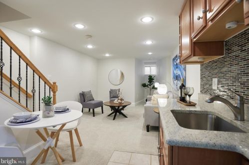 221 E St, Washington DC  20002-7700 exterior