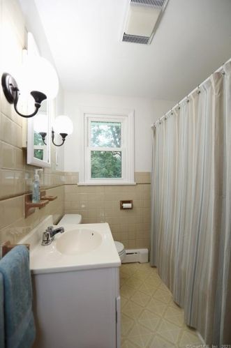 17 Allen St, Enfield CT 06082-4715 exterior