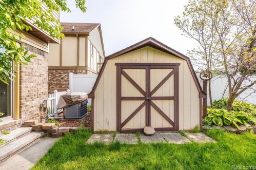 425 Rosemary St, Dearborn Heights MI  48127-3681 exterior