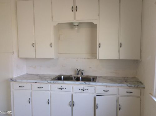 210 Hackley Ave, Meskegon MI 49444-1060 exterior