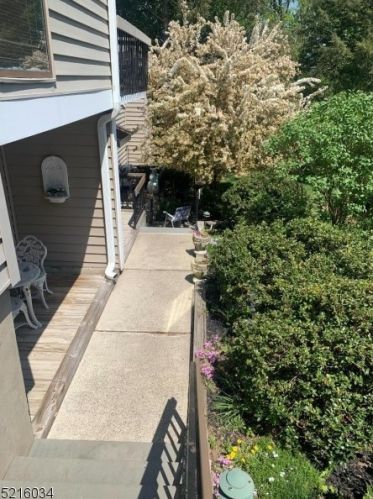 33 Hillside Ct, Clinton, NJ 08809-1136