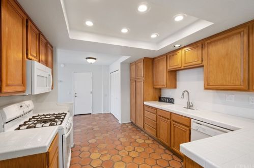 2182 Avocado Dr, Tustin CA 92782-8348 exterior