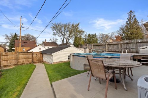 4249 1 Pl, Milwaukee WI 53207-3233 exterior