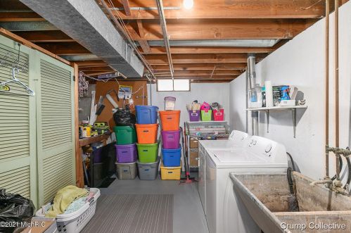 1062 Lockridge Dr, Grand Rapids MI 49505-4841 exterior