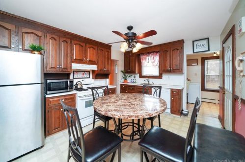 46 Glenwood St, Manchester CT  06040-6142 exterior