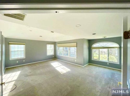 3 Bakley Ter, Town Center NJ 07052-2169 exterior