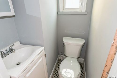 131 Gordon Rd, Valley Stream NY 11581-2108 exterior