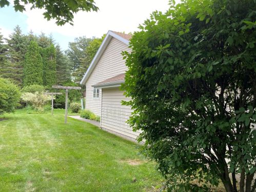 1941 Sharon Ln, Manitowoc WI 54220-1527 exterior