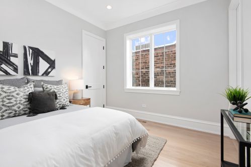 2137 Clifton Ave, Chicago IL 60614-4116 exterior