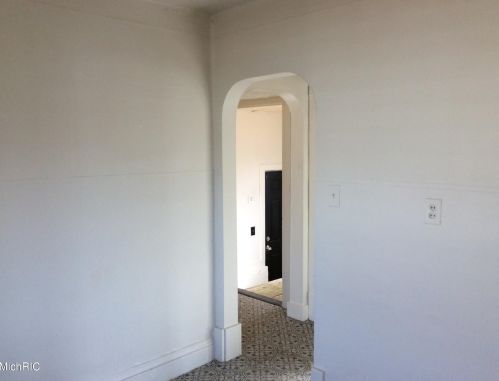 210 Hackley Ave, Meskegon MI 49444-1060 exterior