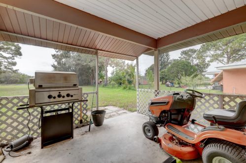 218 Cherryhill Rd, Fort Pierce FL 34953-6232 exterior