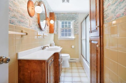 6 Hollywood Dr, Enfield CT 06082-4603 exterior