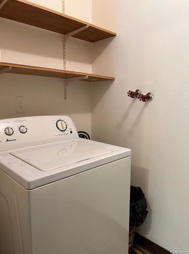 39623 Vlg Wood Ln, Novi MI 48375-4554 exterior