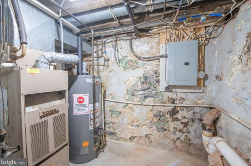 2524 Alder St, Philadelphia PA 19133-1628 exterior