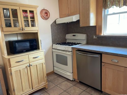 113 Cambridge St, Valley Stream NY 11581-1834 exterior