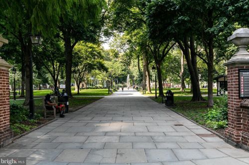 241 6th St, Philadelphia PA  19106-3723 exterior