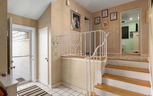 1045 Lawrence Ct, Valley Stream NY 11581-2709 exterior