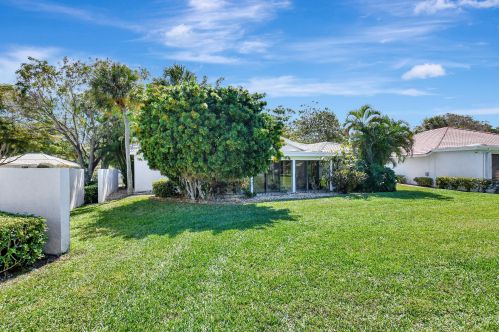 13 Gln Dr, Boynton Beach FL 33436-6207 exterior