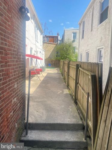 965 6th St, Philadelphia PA  19123-1405 exterior