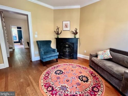 437 5th St, Washington, DC 20003-2052