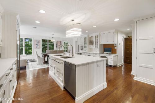 33 Midwood Rd, Greenwich CT 06830-3800 exterior