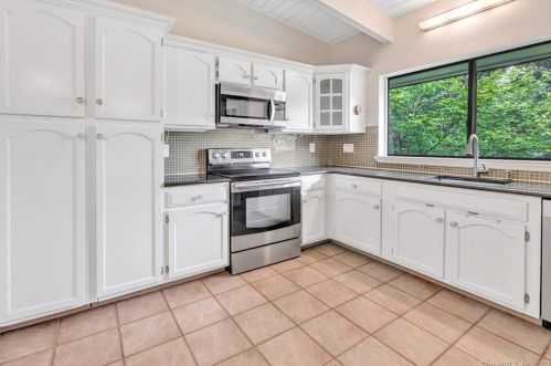 102 Ledgebrook Dr, Norwalk CT 06854-1015 exterior