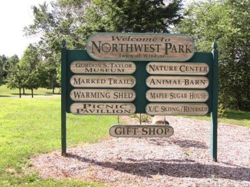 221 Marshall Phelps Rd, Windsor CT 06095-1743 exterior