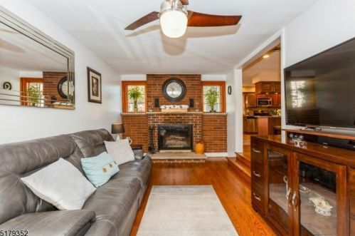 26 Acorn Dr, Clark NJ 07066-2109 exterior