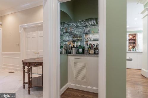 1250 Daleview Dr, Mc Lean VA 22102-1538 exterior