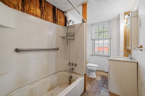 1828 Middle St, Pittsburgh PA 15215-2719 exterior