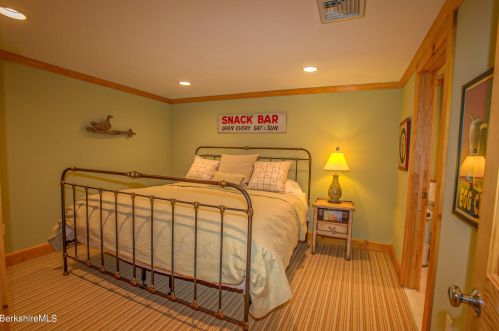 47 Fairwynds Dr, Lenox MA 01240-2729 exterior