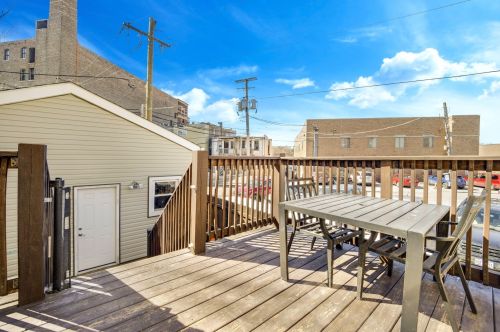 2536 Linden Pl, Chicago IL 60647-2626 exterior