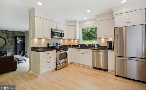 1006 Farm Haven Dr, Rockville MD 20852-4244 exterior