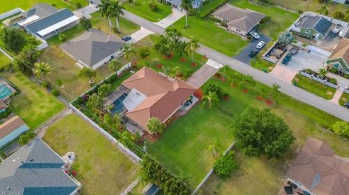 160 Madison Dr, Naples FL 34110-1323 exterior