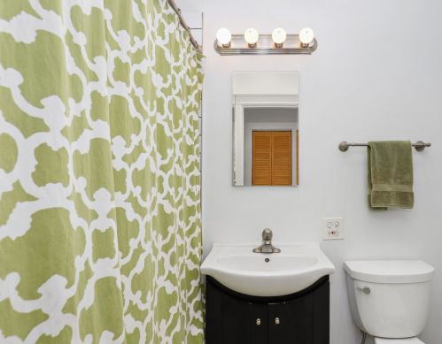 1466 Farragut Ave, Chicago IL 60640-1010 exterior