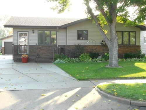 1305 Richmond Dr, Bismarck, ND 58504-6569