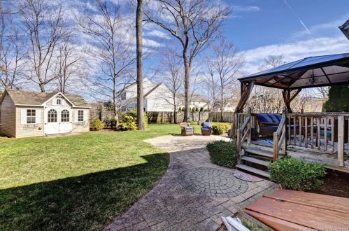 31 Acorn Dr, Windsor Locks CT 06096-1224 exterior