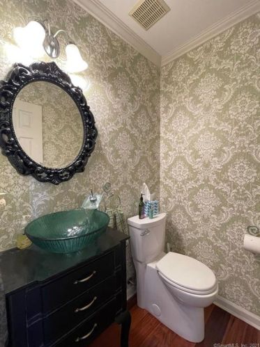 16 Highland Ave, Ellington CT 06029-3796 exterior